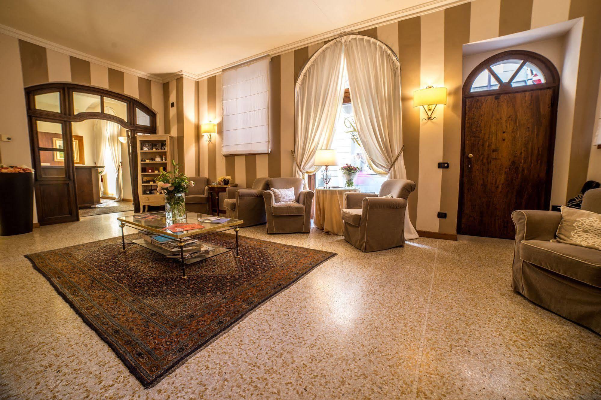 Palazzo Finati Bed & Breakfast Alba  Bagian luar foto